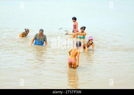 Luannan - Juli 31: Besucher, die in den matschigen Wattgebieten baden, am 31. Juli 2015, Luannan County, Provinz hebei, China Stockfoto