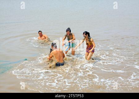 Luannan - Juli 31: Besucher, die in den matschigen Wattgebieten baden, am 31. Juli 2015, Luannan County, Provinz hebei, China Stockfoto