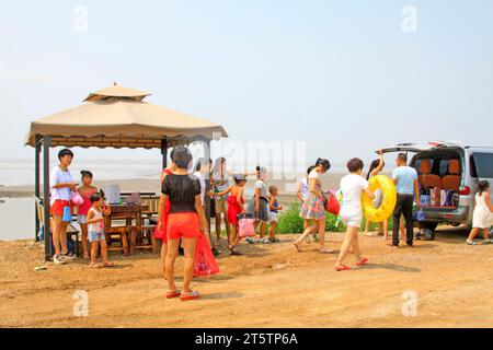 Luannan - Juli 31: Touristen an der Ufermauer, am 31. Juli 2015, Luannan County, Provinz hebei, China Stockfoto