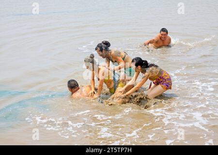 Luannan - Juli 31: Besucher, die in den matschigen Wattgebieten baden, am 31. Juli 2015, Luannan County, Provinz hebei, China Stockfoto