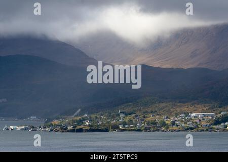 Blick auf den Nebel über dem Eisenhügel der Tablelands vom Norris Point Lookout in Gros Morne Neufundland Stockfoto