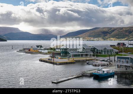 Marina Museum in Bonne Bay in Gros Morne mit Bergen in der Ferne Stockfoto