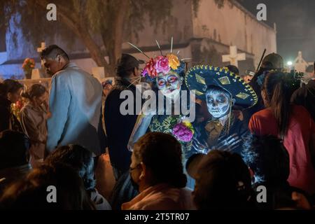 Mexiko, Mexiko. November 2022. Menschen in traditioneller Tracht auf dem Friedhof in San Andrés Mixquic, einem magischen Viertel in Mexiko-Stadt. Sie feiern den Tag der Toten. Dies ist eine der wichtigsten Feierlichkeiten in Mexiko. Normalerweise treffen sich Menschen, um ihre Lieben auf dem Friedhof zu besuchen. Quelle: SOPA Images Limited/Alamy Live News Stockfoto