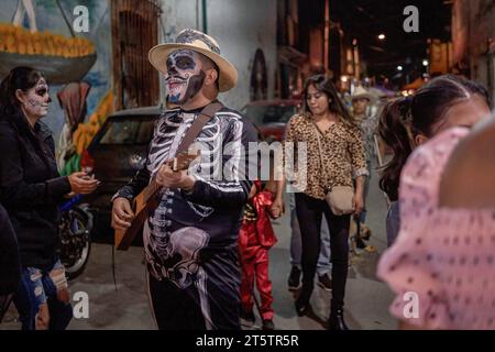 Mexiko, Mexiko. November 2022. In San Andrés Mixquic, einem magischen Viertel in Mexiko-Stadt, werden Kostüme getragen und der Tag der Toten gefeiert. Dies ist eine der wichtigsten Feierlichkeiten in Mexiko. Normalerweise treffen sich Menschen, um ihre Lieben auf dem Friedhof zu besuchen. (Foto: Alicia Fàbregas/SOPA Images/SIPA USA) Credit: SIPA USA/Alamy Live News Stockfoto