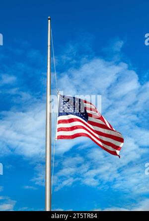 Die amerikanische Flagge fliegt auf Halbmast. Stockfoto