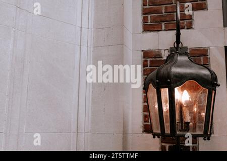 Die Lampe und die Ziegelmauer Stockfoto