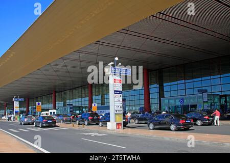 Internationaler Flughafen Peking Capital T3 Terminal Fahrzeuge und Besucher, China Stockfoto