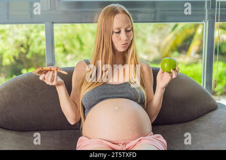 Eine schwangere Frau hat die Wahl zwischen nährstoffreichen, gesunden Lebensmitteln und verführerischem Fast Food, was die Wichtigkeit gesunder Ernährungsentscheidungen unterstreicht Stockfoto