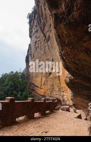 Steinleiter zum Holztempel auf dem Weg nach da Wang shan, China. Vertikales Hintergrundbild mit Kopierraum für Text Stockfoto