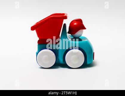 Roter und blauer Kunststoff-Kinderwagen auf weißem Hintergrund Stockfoto