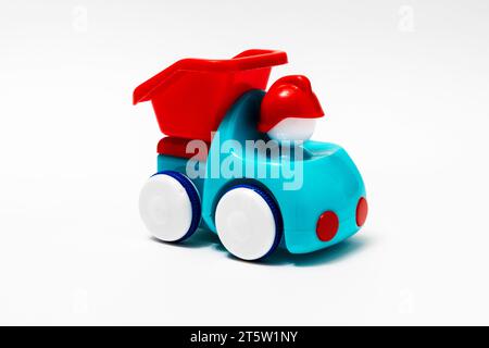 Roter und blauer Kunststoff-Kinderwagen auf weißem Hintergrund Stockfoto
