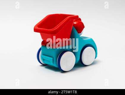 Roter und blauer Kunststoff-Kinderwagen auf weißem Hintergrund Stockfoto