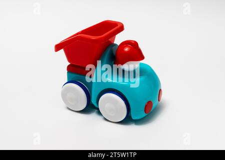 Roter und blauer Kunststoff-Kinderwagen auf weißem Hintergrund Stockfoto