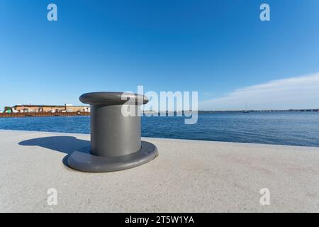 Schiffspoller zum Festmachen von Schiffen auf der Promenade im Stralsund Hafen in Deutschland Stockfoto