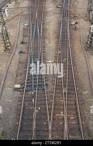 Eisenbahngleise am Hauptbahnhof in Prag, von einer Brücke aus gesehen Stockfoto