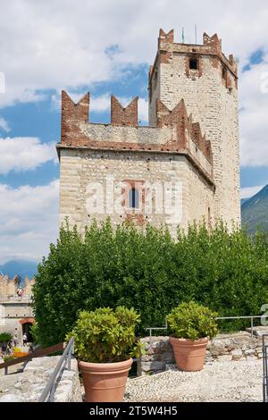 Blick auf die mittelalterliche Scaligerburg, Scaliger Castle, Castello Scaligero von der Altstadt in Malcesine am Gardasee Stockfoto
