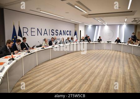 Paris, Frankreich. November 2023. Mitglieder der französischen Partei Renaissance halten am 6. November 2023 eine Exekutivversammlung in ihrem Hauptsitz in Paris ab. Foto: Firas Abdullah/ABACAPRESS.COM Credit: Abaca Press/Alamy Live News Stockfoto