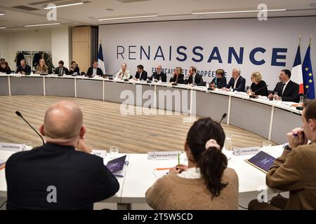 Paris, Frankreich. November 2023. Mitglieder der französischen Partei Renaissance halten am 6. November 2023 eine Exekutivversammlung in ihrem Hauptsitz in Paris ab. Foto: Firas Abdullah/ABACAPRESS.COM Credit: Abaca Press/Alamy Live News Stockfoto