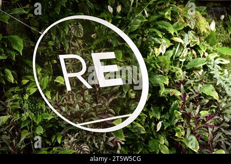 Paris, Frankreich. November 2023. Dieses Foto zeigt das Logo der französischen politischen Partei Renaissance in ihrem Hauptquartier in Paris am 6. November 2023. Foto: Firas Abdullah/ABACAPRESS.COM Credit: Abaca Press/Alamy Live News Stockfoto