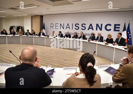 Paris, Frankreich. November 2023. Mitglieder der französischen Partei Renaissance halten am 6. November 2023 eine Exekutivversammlung in ihrem Hauptsitz in Paris ab. Foto: Firas Abdullah/ABACAPRESS.COM Credit: Abaca Press/Alamy Live News Stockfoto