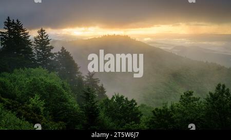 Blick auf die Smokie Mountains vom Blue Ridge Parkway mit dramatischem Abendhimmel und Nebel, der aus den Tälern aufsteigt Stockfoto