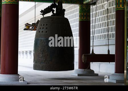 Bonsho hängt am Glockenturm im buddhistischen Tempel Koreas Stockfoto