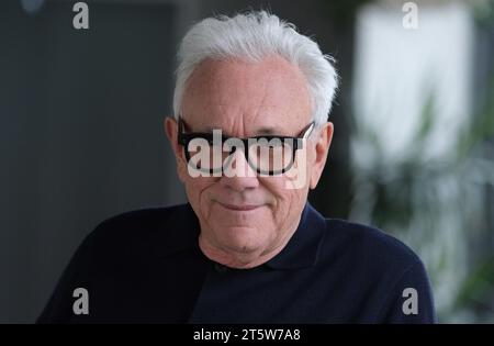 Leipzig, Deutschland. November 2023. Trevor Horn, britischer Musikproduzent, Komponist und Musiker. Nach seinem Gedächtnis wird der britische Produzent-Ikone Trevor Horn am 7. November 2023 erstmals vor einem deutschen Publikum in Leipzig auftreten. Berühmt wurde er 1979 mit dem Hit Video Killed the Radio Star als Leadsänger der Band The Buggles. (Zu dpa 'Produzentenlegende Trevor Horn freut sich auf ein deutsches Publikum') Credit: Sebastian Willnow/dpa/Alamy Live News Stockfoto