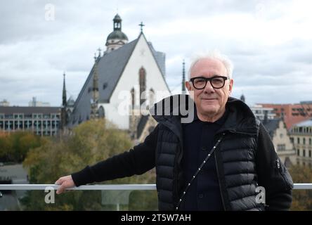 Leipzig, Deutschland. November 2023. Trevor Horn, britischer Musikproduzent, Komponist und Musiker, steht auf einer Terrasse vor der St. Thomas Church. Nach seinem Gedächtnis wird der britische Produzent-Ikone Trevor Horn am 7. November 2023 erstmals vor einem deutschen Publikum in Leipzig auftreten. Berühmt wurde er 1979 mit dem Hit Video Killed the Radio Star als Leadsänger der Band The Buggles. (Zu dpa 'Produzentenlegende Trevor Horn freut sich auf ein deutsches Publikum') Credit: Sebastian Willnow/dpa/Alamy Live News Stockfoto