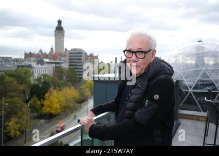 Leipzig, Deutschland. November 2023. Trevor Horn, britischer Musikproduzent, Komponist und Musiker, steht auf einer Terrasse mit dem Neuen Rathaus im Hintergrund. Nach seinem Gedächtnis wird der britische Produzent-Ikone Trevor Horn am 7. November 2023 erstmals vor einem deutschen Publikum in Leipzig auftreten. Berühmt wurde er 1979 mit dem Hit Video Killed the Radio Star als Leadsänger der Band The Buggles. (Zu dpa 'Produzentenlegende Trevor Horn freut sich auf ein deutsches Publikum') Credit: Sebastian Willnow/dpa/Alamy Live News Stockfoto