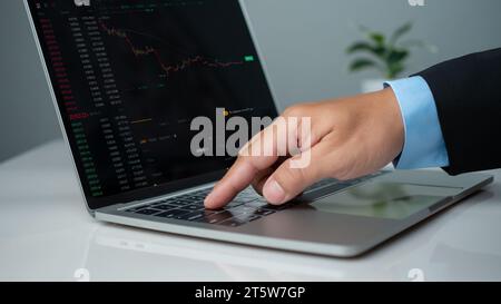 Geschäftsmann nutzt Laptop für Finanzwachstum, Analyse der Anlagestrategie für Börsendiagramme, Verwaltung des Gewinns und Planungstechnologie Stockfoto