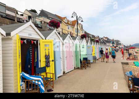 Lyme Regis Dorset, traditionelle englische Strandhütten mit Pastellfarben, Lyme Regis, England, UK, 2023 Stockfoto