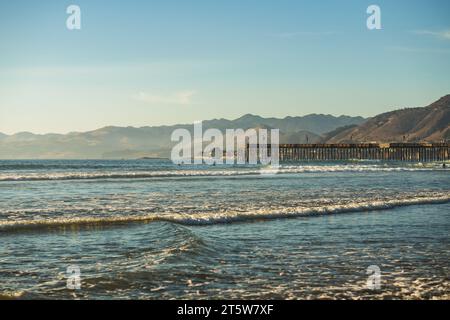Ein malerischer Blick auf den Pazifik erstreckt sich vor einem bezaubernden Pier am Pismo Beach, der zentralen Küste Kaliforniens Stockfoto