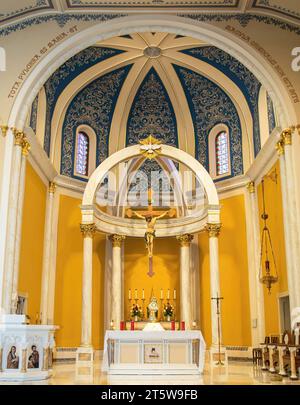 Historisches, wunderschönes Heiligtum und Altar in St. Mary's Catholic Church in Stillwater, Minnesota, USA. Sie wurde am 20. Juli 1884 geweiht. Stockfoto