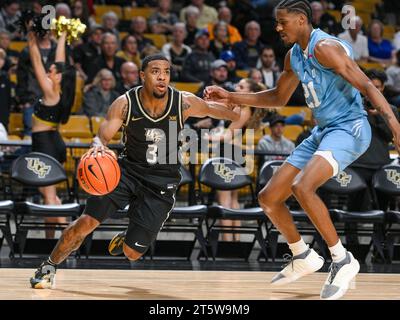 6. November 2023: FIU-Stürmer Jonathan Aybar (21) verteidigt während der 2. Halbzeit des NCAA-Basketballs zwischen den FIU Panthers und UCF Knights eine Fahrt in den Korb durch den UCF-Wachmann Darius Johnson (3). Die UCF besiegte die FIU 85-62 in der Addition Financial Arena in Orlando, FL. Romeo T Guzman/Cal Sport Media(Bild: © Romeo Guzman/Cal Sport Media) Stockfoto