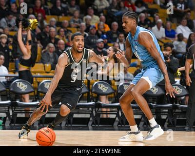 6. November 2023: FIU-Stürmer Jonathan Aybar (21) verteidigt während der 2. Halbzeit des NCAA-Basketballs zwischen den FIU Panthers und UCF Knights eine Fahrt in den Korb durch den UCF-Wachmann Darius Johnson (3). Die UCF besiegte die FIU 85-62 in der Addition Financial Arena in Orlando, FL. Romeo T Guzman/Cal Sport Media(Bild: © Romeo Guzman/Cal Sport Media) Stockfoto