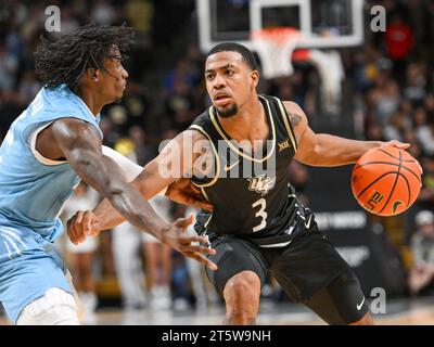 6. November 2023: Der UCF-Guard Darius Johnson (3) wird von Arturo Dean (2) während der 2. Halbzeit des NCAA-Basketballs zwischen den FIU Panthers und den UCF Knights verteidigt. Die UCF besiegte die FIU 85-62 in der Addition Financial Arena in Orlando, FL. Romeo T Guzman/Cal Sport Media(Bild: © Romeo Guzman/Cal Sport Media) Stockfoto