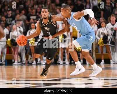 6. November 2023: Dante Wilcox (12) verteidigt den UCF-Guard Darius Johnson (3) während der 2. Halbzeit des NCAA-Basketballs zwischen den FIU Panthers und den UCF Knights. Die UCF besiegte die FIU 85-62 in der Addition Financial Arena in Orlando, FL. Romeo T Guzman/Cal Sport Media Stockfoto