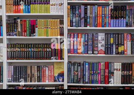 Buchhandlung mit kompletten Regalen mit verschiedenen Büchern. Stockfoto