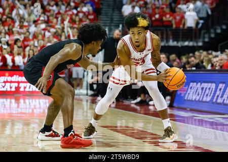 Madison, WI, USA. November 2023. Wisconsin Badgers schützen Chucky Hepburn (23) während des NCAA-Basketballspiels zwischen den Arkansas State Red Wolves und den Wisconsin Badgers im Kohl Center in Madison, WI. Darren Lee/CSM/Alamy Live News Stockfoto