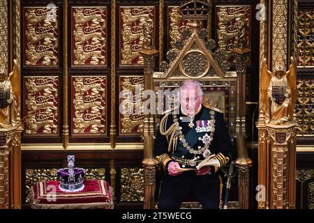 Das Aktenfoto des Prince of Wales vom 5/2022 liest die Rede der Königin, während er bei der Eröffnung des Parlaments im House of Lords in London neben der Imperial State Crown sitzt. Der König wird das parlament zum ersten Mal als Monarch eröffnen, mit einer Rückkehr zum vollen Pomp und zur Zeremonie des Anlasses, während die Königin ihr Krönungskleid wieder trägt. Ausgabedatum: Dienstag, 7. November 2023. Stockfoto