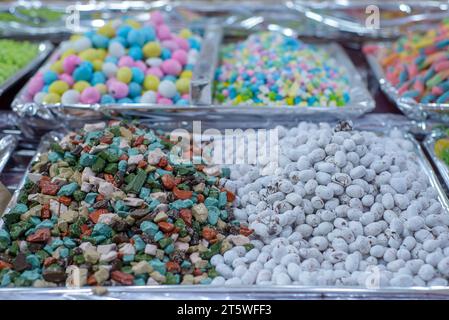 Kaubonbons in Form von Felsen und Flusssteinen zum Verkauf auf einem Straßenmarkt. Stockfoto