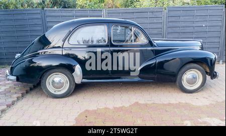 Bordeaux , Frankreich - 10 26 2023 : Peugeot 203 schwarz Retro Auto Outdoor 60er Jahre französisch Seite schwarz altes Fahrzeug Stockfoto