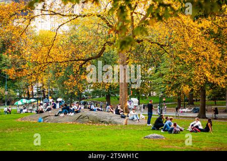 Menschen im Central Park unter farbenprächtigem Herbstlaub Stockfoto