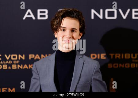 Schauspieler Cooper Dillon bei der NRW-Premiere des Films die Tribute von Panem - die Ballade der Singvögel und Schlangen in der Lichtburg. Essen, 06.11.2023 NRW Deutschland *** Schauspieler Cooper Dillon bei der NRW-Premiere des Films die Tribute von Panem die Ballade der Songvögel Schlangen auf der Lichtburg Essen, 06 11 2023 NRW Deutschland Copyright: XChristophxHardtx Credit: Imago/Alamy Live News Stockfoto