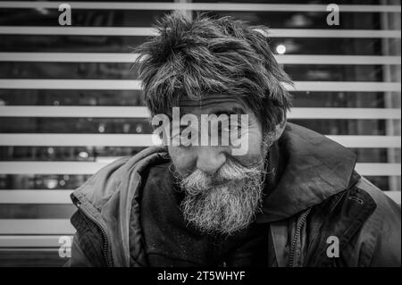 Porträt eines armen Obdachlosen in Schwarz-weiß Stockfoto