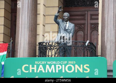 03. November 2023 - die Zuschauer unterstützen das Springbok Rugby-Team auf den Straßen Kapstadts. Das südafrikanische Rugby-Team ist zum vierten Mal mit der Weltmeisterschaft zurückgekehrt. Dies war Teil ihrer Siegesreise durch Südafrika. Die Statue von Nelson Mandela im Rathaus. Stockfoto