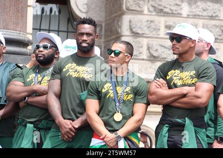 03. November 2023 - die Zuschauer unterstützen das Springbok Rugby-Team auf den Straßen Kapstadts. Das südafrikanische Rugby-Team ist zum vierten Mal mit der Weltmeisterschaft zurückgekehrt. Dies war Teil ihrer Siegesreise durch Südafrika. Stockfoto