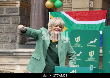 03. November 2023 - die Zuschauer unterstützen das Springbok Rugby-Team auf den Straßen Kapstadts. Das südafrikanische Rugby-Team ist zum vierten Mal mit der Weltmeisterschaft zurückgekehrt. Dies war Teil ihrer Siegesreise durch Südafrika. Sänger PJ macht Fans. Stockfoto