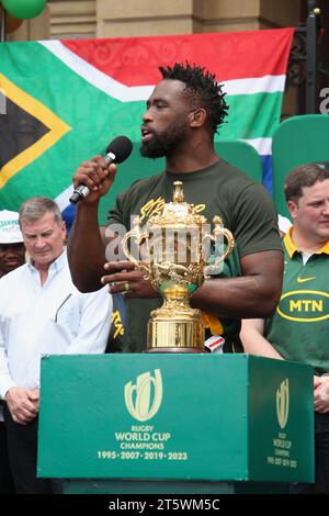 03. November 2023 - die Zuschauer unterstützen das Springbok Rugby-Team auf den Straßen Kapstadts. Das südafrikanische Rugby-Team ist zum vierten Mal mit der Weltmeisterschaft zurückgekehrt. Dies war Teil ihrer Siegesreise durch Südafrika. Siya Kolisi spricht mit den Fans. Stockfoto