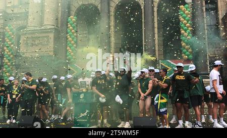 03. November 2023 - die Zuschauer unterstützen das Springbok Rugby-Team auf den Straßen Kapstadts. Das südafrikanische Rugby-Team ist zum vierten Mal mit der Weltmeisterschaft zurückgekehrt. Dies war Teil ihrer Siegesreise durch Südafrika. Stockfoto